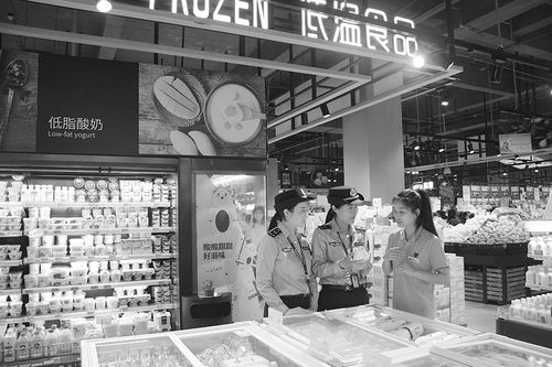 河南省開封市市場監管部門對轄區內售賣酸奶的食品經營單位開展執法檢查