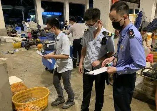 廣州市市場監管局領導接聽12345熱線，為市民解答消費退費、商品質量及售后服務難題